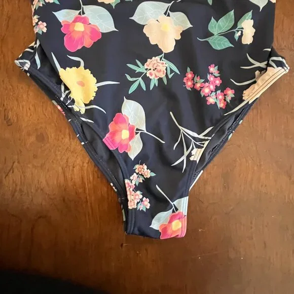 GENTLY USED GIRL'S ROXY BEAUTIFUL FLORAL BATHING SUIT, SIZE 10